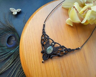 Prehnite macrame necklace. Bohemian jewelry. Boho chic. Handcrafted jewelry. Gemstone jewelry. Prehnite necklace. Unique design