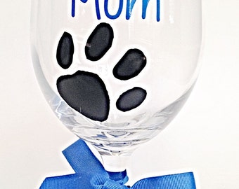 Dog mom wine glass, pet lover wine glass, Mothers Day gift, gift from dog or pet, dog lover wine glass
