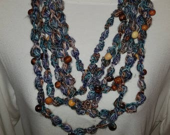 Long necklace in wool and wooden beads