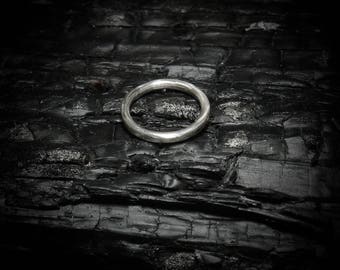 CIRCLE I Solid sterling silver hand-forged minimalist ring