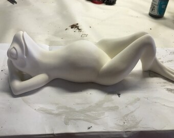 Frog statue, ceramic, laying down, garden