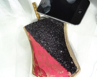 iPhone pouch. Mobile case cover. Cell phone pouch for iPod.Cell phone pouch. Cool ethnic mobile pouch or MP3 player. Artikrti.
