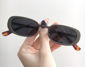 90s oval sunglasses w/ gunmetal silver frames
