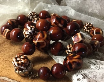 Chocolate Popcorn Lucite Bead Necklace Unsigned 1950’s 1960’s Single Strand Day Wear Simple Design Brown White Dome Clasp Gold Tone Metal