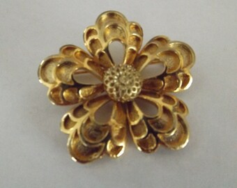 Vintage Gold Tone Flower Brooch, flower brooch, flower pin, gold flower, vintage pin, vintage jewelry, jewelry, pin, brooch