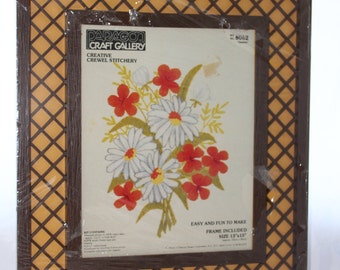 1981 Paragon "Daisies" Creative Crewel Stitchery Kit -- with Lattice Frame -- Flowers, Floral, Craft -- Paragon Craft Gallery