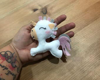 Keychain/unicorn brooch in felt