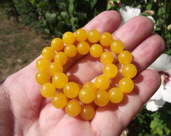 ROUND 8 MM YELLOW JADE BEADS 4. *.