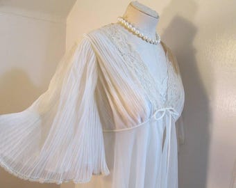 White Vintage Sheer chiffon robe 70s Vintage Lace Robe White negligee 70s Vanilla Lace Nylon robe Vintage Wedding robe White Lingerie S M