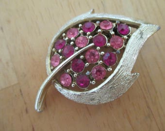 Vintage costume jewelry / rhinestone brooch