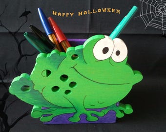 Pencil holder frog veneer against wood and acrylic paint.