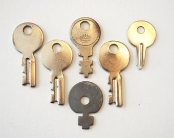 Vintage Key Lot: Small Silver Round Top Jewelry Supplies, Etc. Unusual Shapes