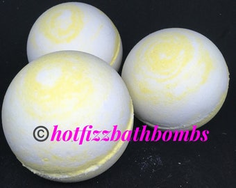 Banana cream pie fragranced bath bomb
