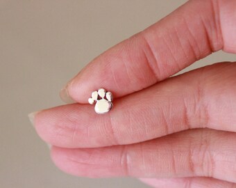 Dog paw cartilage earring, Sterling silver cartilage earring, tiny cartilage earring, pet lover, cartilage stud earring, single earring,
