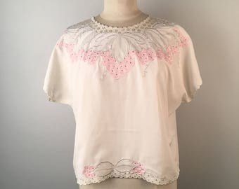 Ivory and Pink Embroidered Blouse Large 80s vintage Cropped Boxy Fit Crew Neck Pullover Top