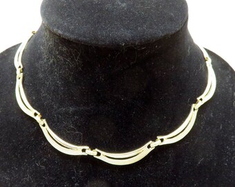 1960s Golden Scallop Collar Necklace, Mint Condition, 17.5 Inches