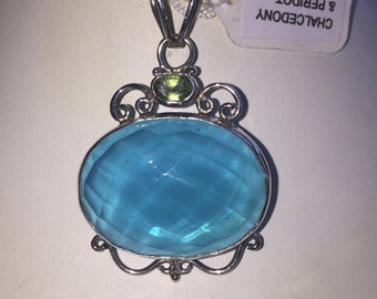Chalcedony and peridot pendant in silver