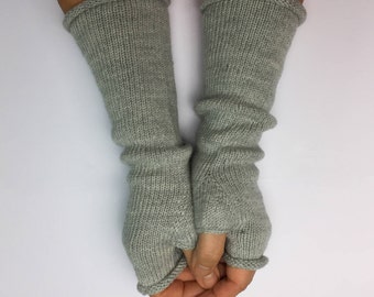 Knitted gloves made of 100% merino wool