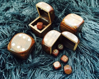 Handsome Boxed Dice Set made of Wood with Brass Detailing & 5 Dice.