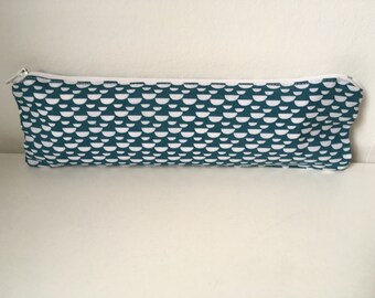 Kit flat servers, toothbrush, pencils. Coated cotton inside for easy care. Blue and white wave