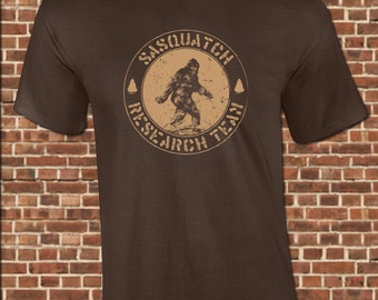 SASQUATCH mens T-Shirt all sizes available funny research team finding bigfoot yeti photo vintage tee UG293