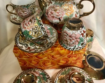 Vintage floral teapot and 6 teacups and saucers