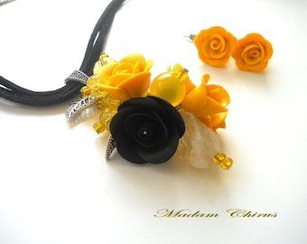 Pendant and earrings with yellow roses