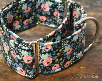 Martingale dog collar model Enchanted. Adjustable and handmade with 100% cotton fabric. Pink roses in dark green background, Wakakan
