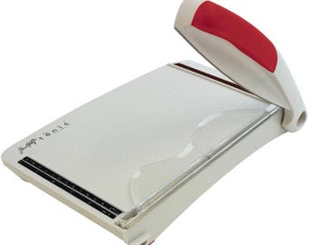 TIM HOLtZ GUILLOTINE CUTTER TRIMMeR from TONiC STUDIOs -8.5 Inches - NeW !! Sharp Blade ! *Pre-Order Only**