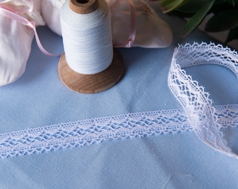 Spanish Lace Edging (LSP34EDG579)- White