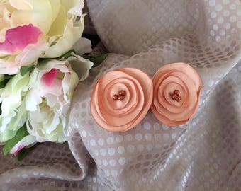 Flower 4 cm in orange/brown satin with pearls