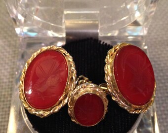 Vintage Carved Carnelian Intaglio Warrior Head Cufflinks and tie tack in gold tone and no hallmarks. circa 1950's