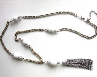 Pompon long collier en filigrane Piercework Silver Tone & perles Lucite blanche avec de la corde de la chaîne 31 à 34 pouces, Plus