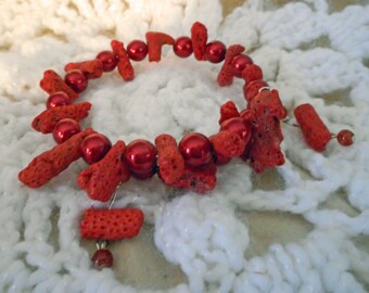 Beautiful Red Dyed Coral Beaded Memory Wire Bracelet (I 543)