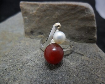 Decorated with a carnelian and a freshwater pearl sterling silver ring