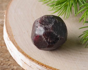 One Natural Raw GARNET Crystal - S, M, L, XL - Rough Garnet Stone, Loose Gemstone, Natural Gemstone, Healing Crystal, Healing Stone E0441