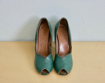 Vintage 1940's Women's Green Alligator Peep Toe Shoes / 40's womens shoes