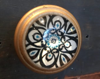 Glass and Metal Door/Drawer Knobs.