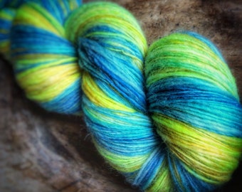 High tides and good vibes - supreme corridale wool - single thread handspun shawl yarn 105gr 505m