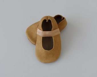 ballet flats /soft soled leather shoes / baby moccasin moccs / cork