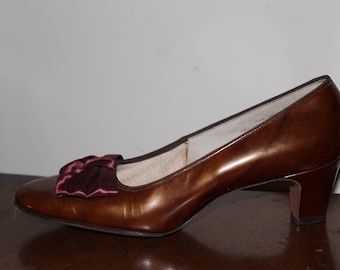 10 N Vintage 1960's copper colored patent pumps with satin bow