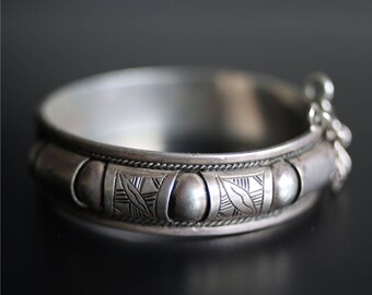 VINTAGE TUAREG BRACELET / silver / ethnic jewelry / tribal art / North African