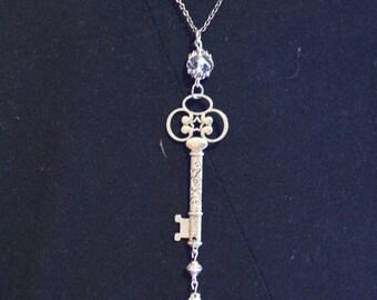Color: Silver secret key necklace