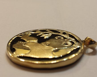 14 k yellow gold onyx pendant