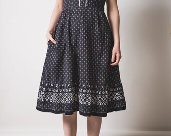 Black & White Floral and Dot Print Dress // 1970's // cute // ditsy print// extra small size
