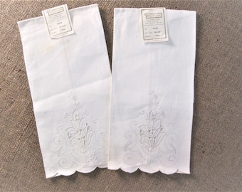 Vintage Guest Towel Set Antique Linens Hand Embroidered Cutwork Cottage Bath Guest Room Decor White Embroidery Vintage Linens