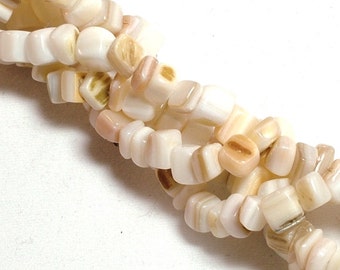 Mother-of-pearl shell (bleached) Bead, medium chip. Sold per 36-inch strand.