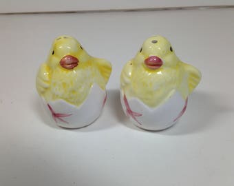 Chicks in a Half Shell Salt and Pepper Shakers (1342)