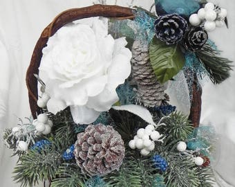 Holiday animals in the pinecones