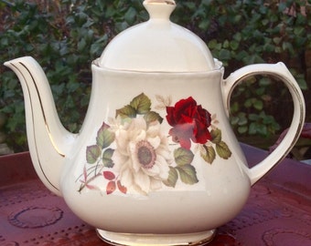 Beautiful Sadler Red Rose Teapot